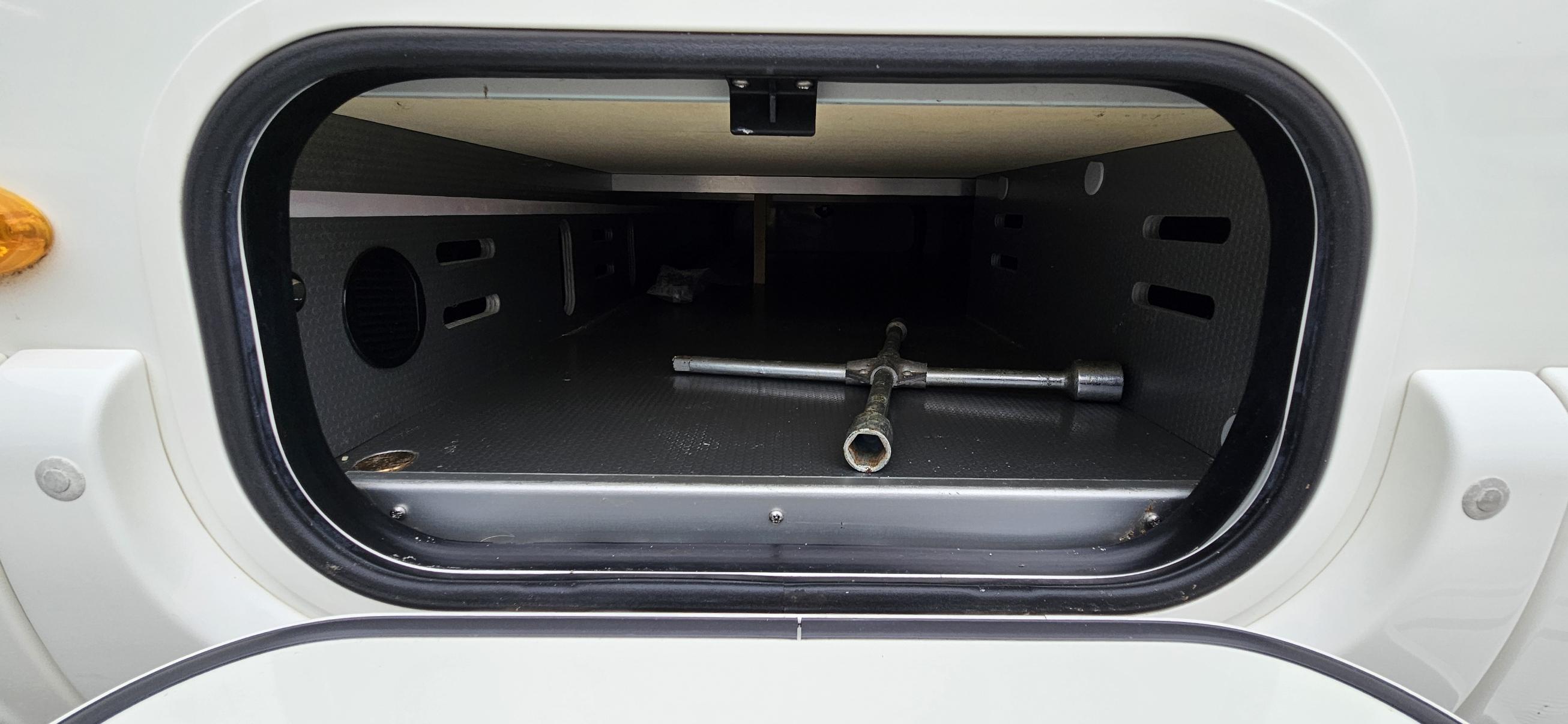  - 6 - RAPIDO 8096 DF PREMIUM EDITION 