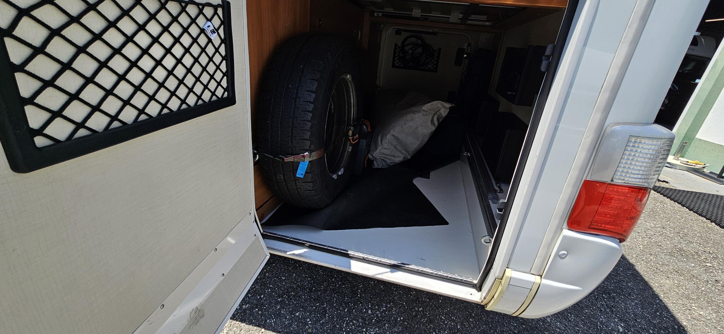  - 4 - HYMER B698 