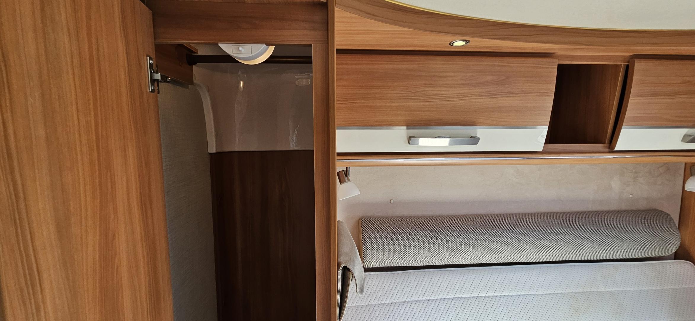  - 28 - HYMER B698 