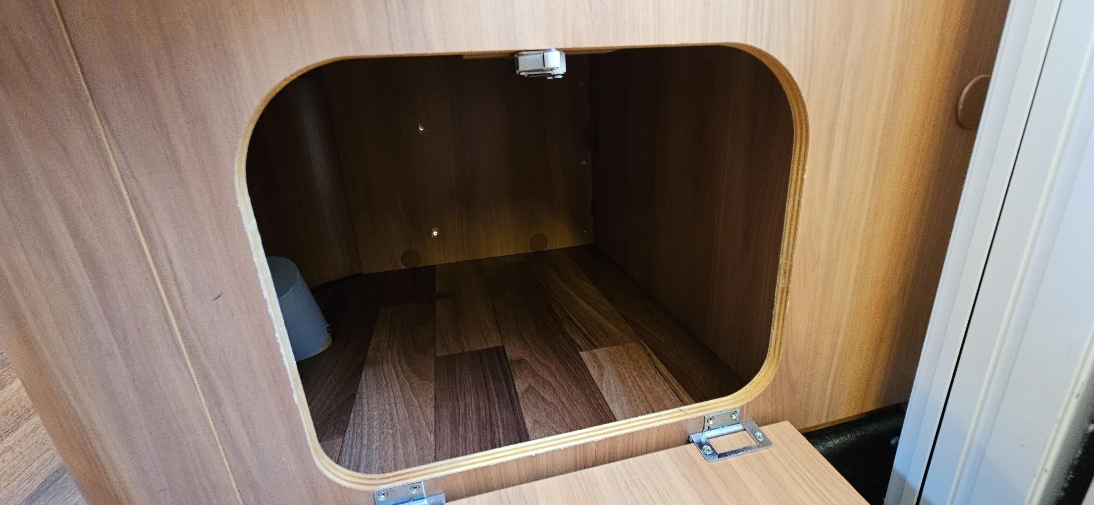  - 37 - HYMER B698 