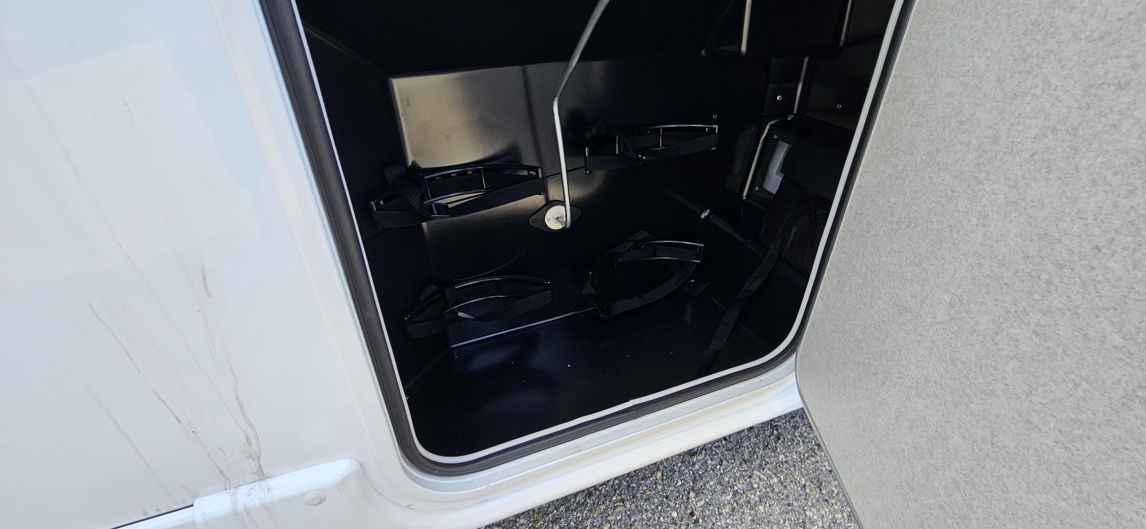  - 5 - BAVARIA I 740 FGJ NOMADE 