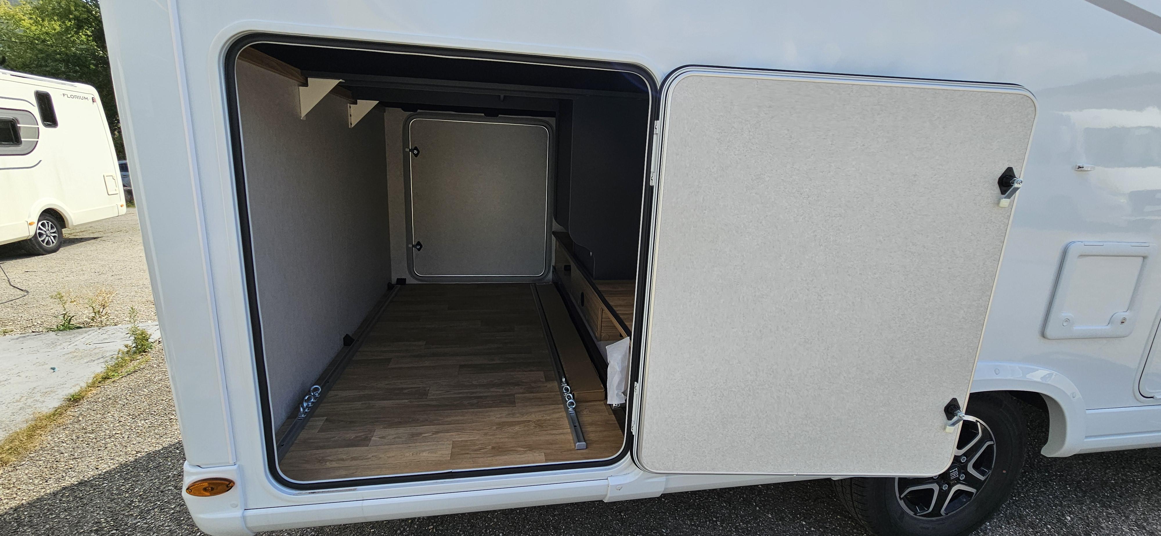  - 8 - BAVARIA I 740 FGJ NOMADE 