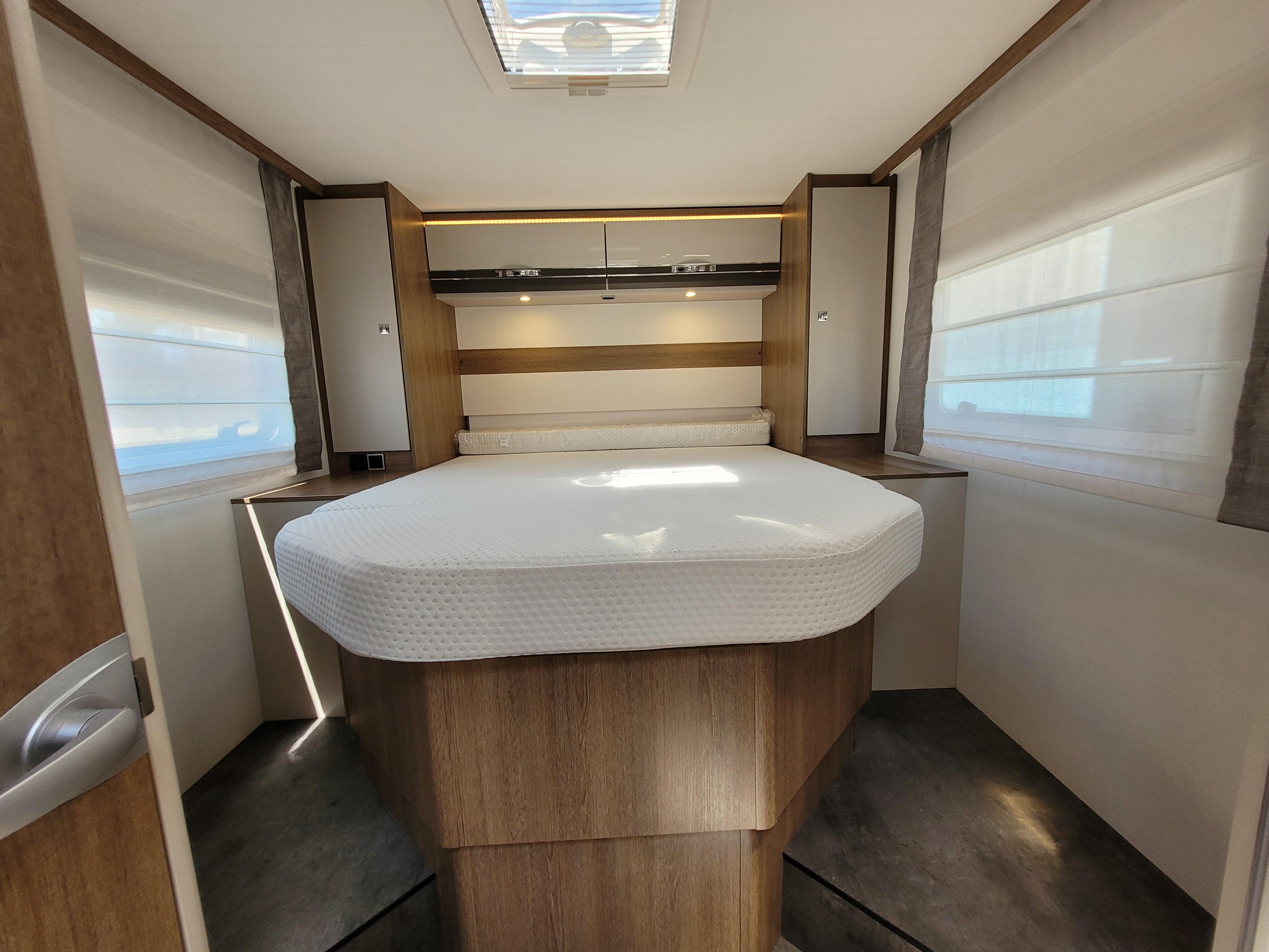  - 12 - DETHLEFFS TREND T 7057 DBL 