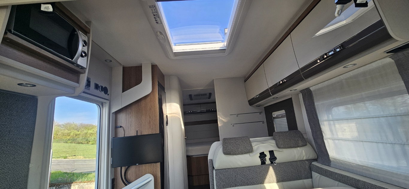  - 14 - DETHLEFFS I 7057 DBL TREND 